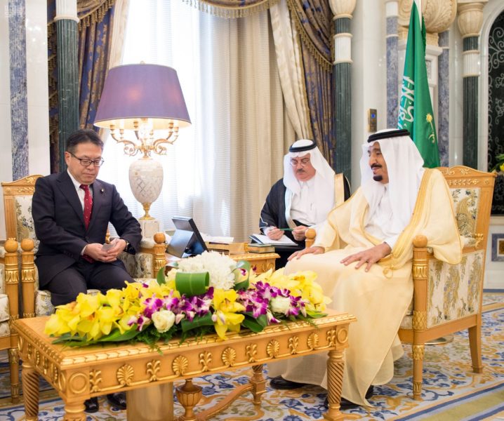 خادم الحرمين يستقبل وزير الاقتصاد الياباني