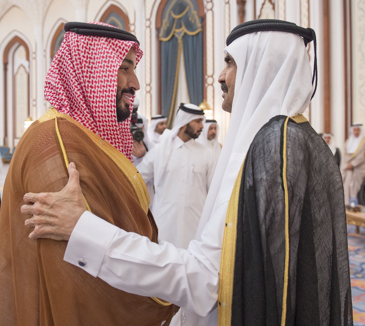 ولي ولي العهد يعزي قطر في وفاة الشيخ خليفة