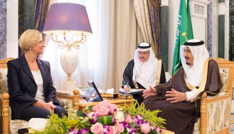 خادم الحرمين يستقبل وزيرة الدفاع الإيطالية