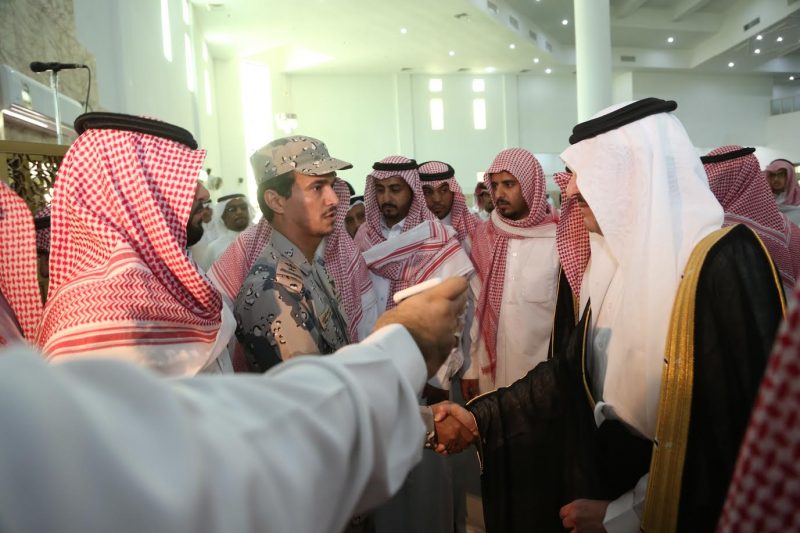 الأمير سعود بن نايف يعزي أسرة الشهيد