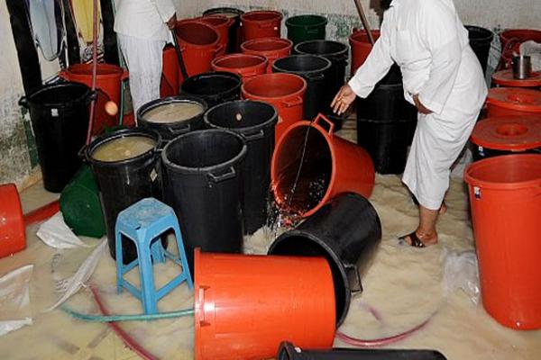 ضبط مصانع العرق بالجوف - آخر الأخبار