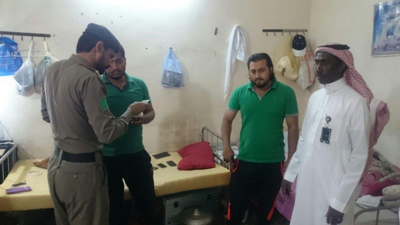 وافد يمارس صيانة الجوالات في وادي الدواسر