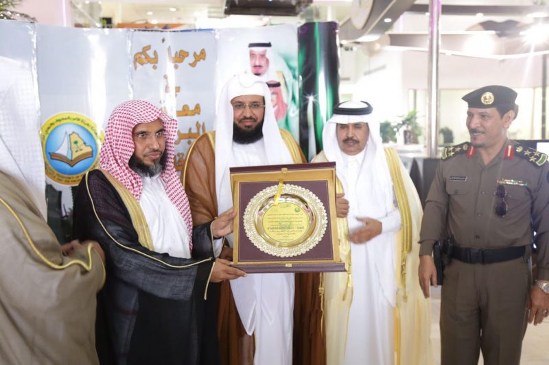 محافظ القنفذة يُدشن معرضًا توعويًا