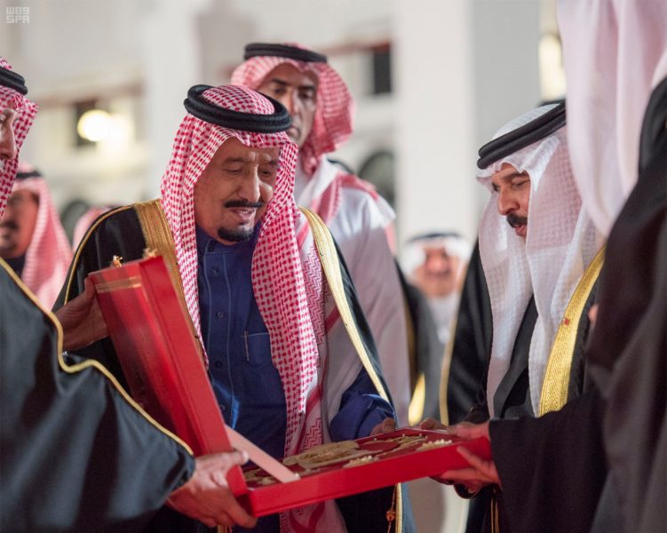 الملك حمد آل خليفة يقلد خادم الحرمين وساماً