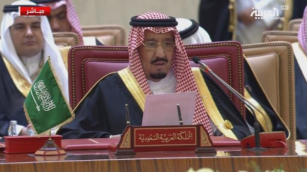 القمة الخليجية: سلمان يحذر من الإرهاب