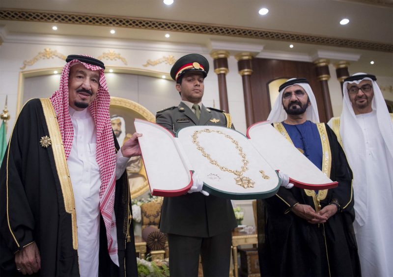 الشيخ محمد بن زايد يقلد الملك سلمان وسام زايد