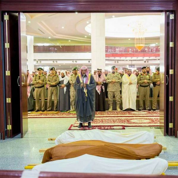 أمير القصيم يؤدي صلاة الميت على "الحربي"شهيد الواجب