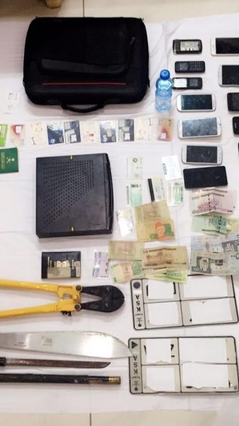 الإطاحة بعصابة قامت باستئجار سيارات بهويات مزورة وتحريف أرقام الهياكلها وبيعها