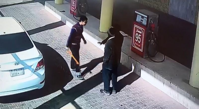 شرطة حائل تقبض على شاب معتدي (فيديو)
