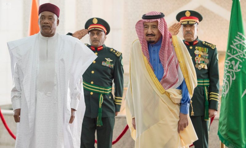 خادم الحرمين يستقبل رئيس النيجر