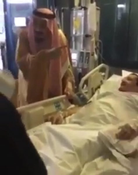 الملك سلمان يزور الأمير سلطان بن ناصر - فيديو