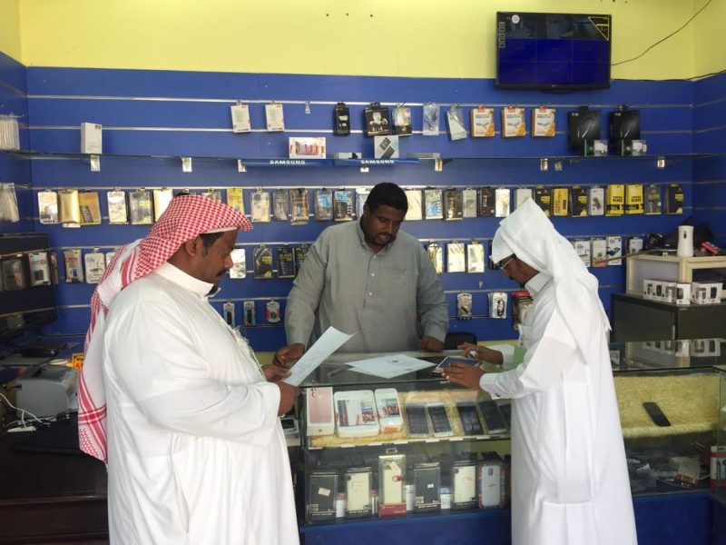القبض على وافد يمارس بيع الجوالات بالمندق