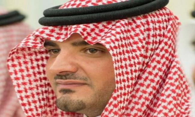 الأمير عبدالعزيز يقدم العزاء لأسرة العنزي