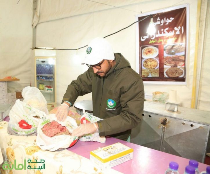إغلاق كشك لحوم فاسدة بالجنادرية (صور)