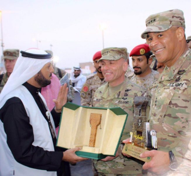 قرية الباحة التراثية تجذب قائد الجيش الأمريكي