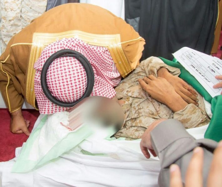 أمير الباحة يقبل جبين الشهيد | صور
