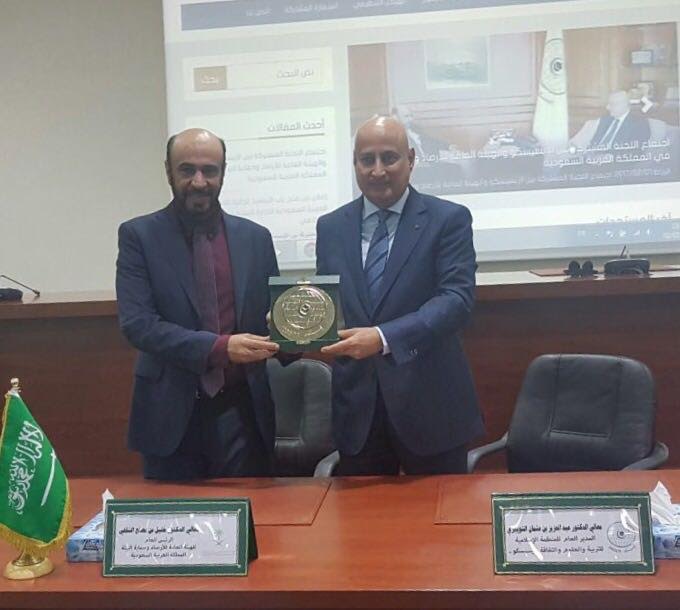الإيسيسكو تمنح د.الثقفي الوسام الذهبي
