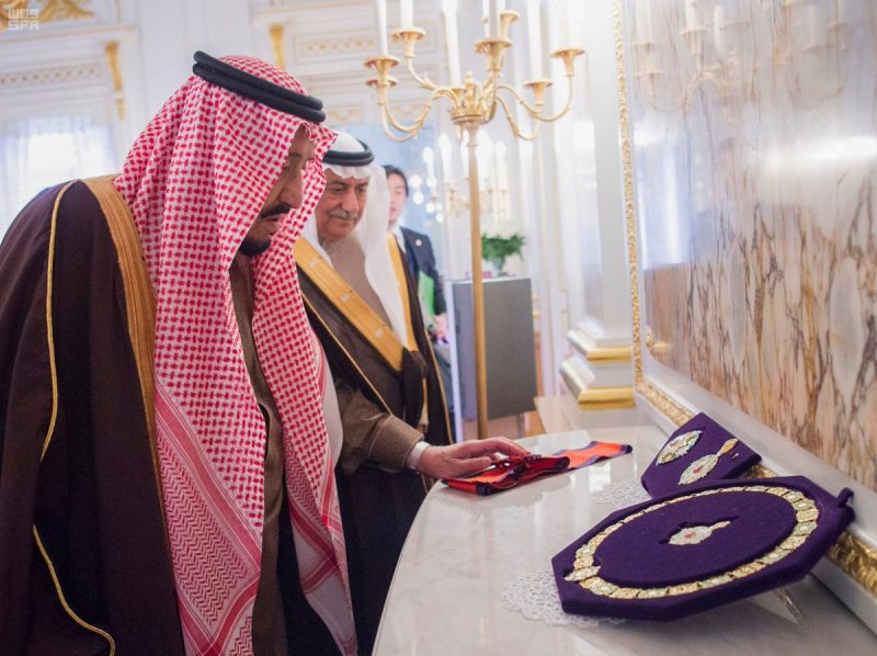 إمبراطور اليابان يسلم خادم الحرمين وسام زهرة الأقحوان