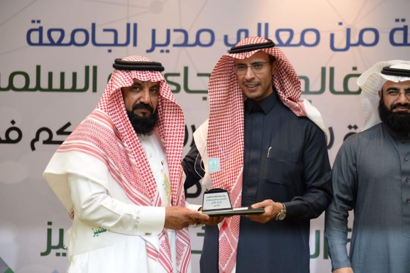 القحطاني يفوز بجائزة الملك خالد