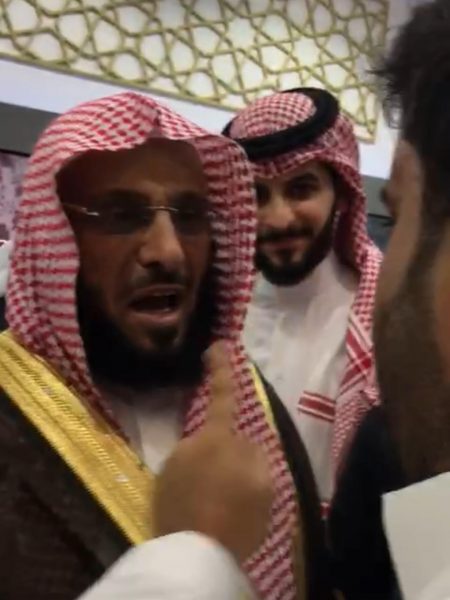 عائض القرني في معرض الرياض للكتاب: موقف طريف (فيديو)