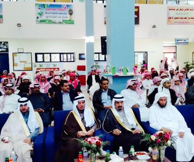 محافظ المندق يهدي قلمه لطالب | الباحة