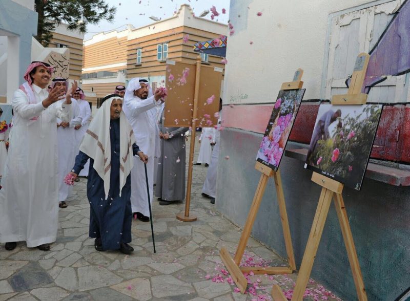 العمرة يفتتح معرض الورد الطائفي