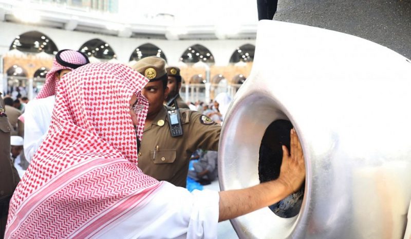تطييب الحجر الأسود: الشيخ السديس يحرص عليه