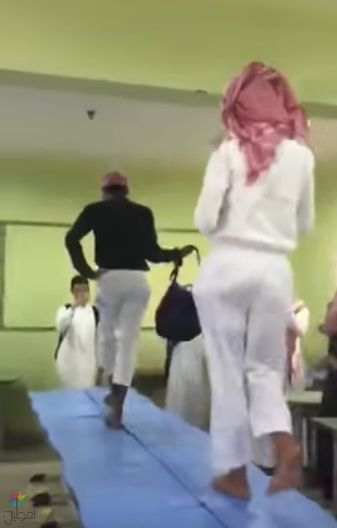 عرض أزياء الطلاب: فيديو مثير للجدل