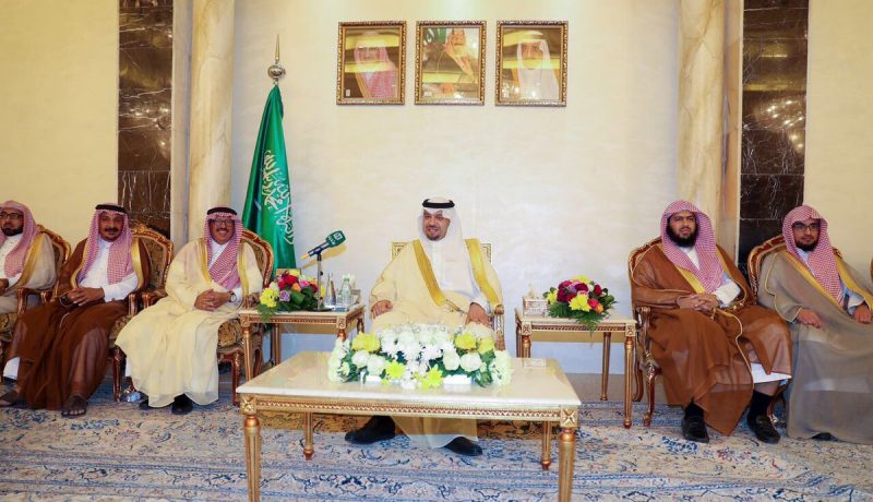 أمير الحدود الشمالية يستقبل المهنئين برمضان
