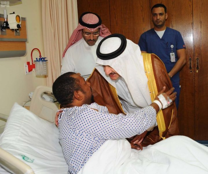 أمير الشرقية يزور رجال الأمن المصابين