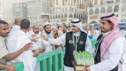 500 ألف عبوة زمزم وُزعت خلال عشرون يوماً بالمسجد الحرام