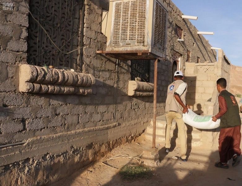 مركز الملك سلمان للإغاثة والأعمال الإنسانية يدشن توزيع 50 ألف سلة بوادي حضرموت