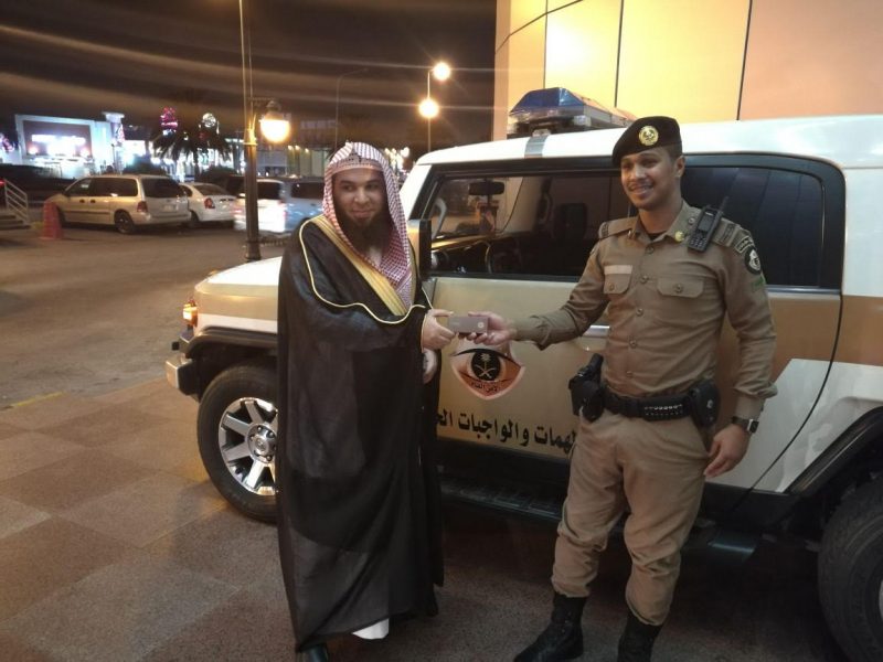 هيئة الأمر بالمعروف تعايد الأطفال بالهدايا والحلوى