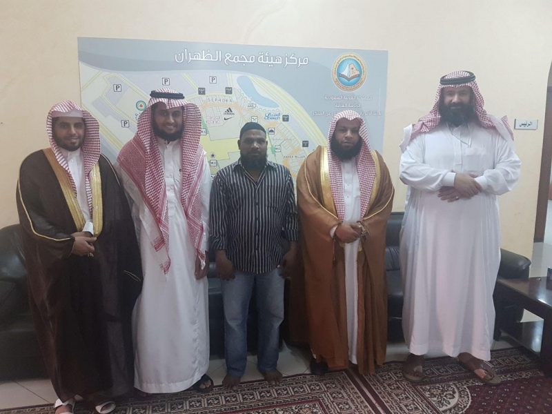 بعد الإجابة عن تساؤلاته وافد آسيوي يعلن إسلامه في مركز هيئة الظهران