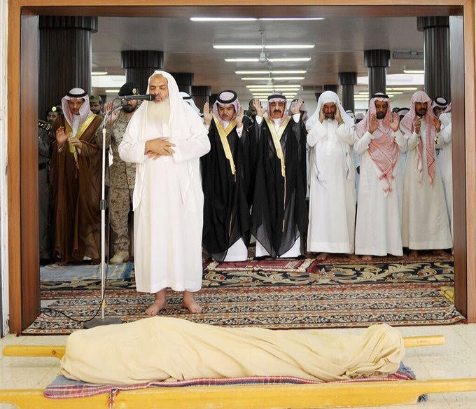 وكيل إمارة القصيم للشؤون الأمنية يؤدي صلاة الميت على شهيد الواجب فيصل العتيبي