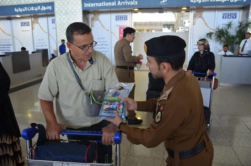 بالصور..شرطة المدينة توزع وجبات"إفطار صائم" على الصائمين ضمن حملة "إخاء"