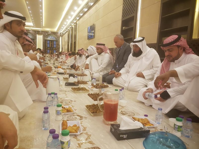 جامع الراجحي يقدم وجبات الافطار للصائمين والصائمات وينظم 30  محاضرة  للنساء