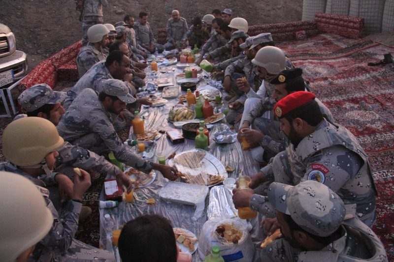 مدير حرس الحدود يتفقّد المناطق الجنوبية ويشارك المرابطين إفطارهم