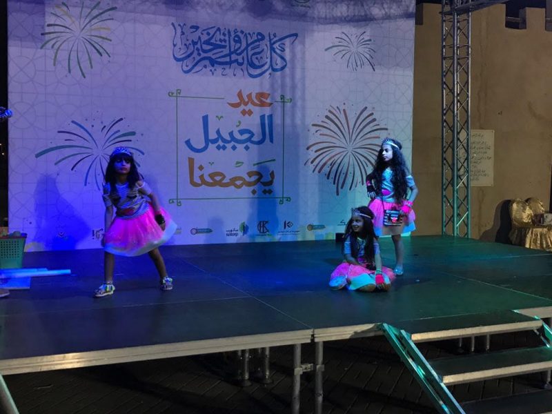 العرضة الشعبية والفقرات الإنشادية تثري فعاليات عيد الجبيل