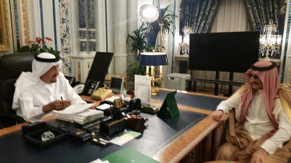 الوليد بن طلال يغرد بصورة حديثة تجمعه مع خادم الحرمين بمكتبه