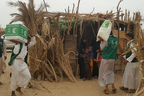 مركز الملك سلمان يغيث نازحي "الجوف" اليمنية