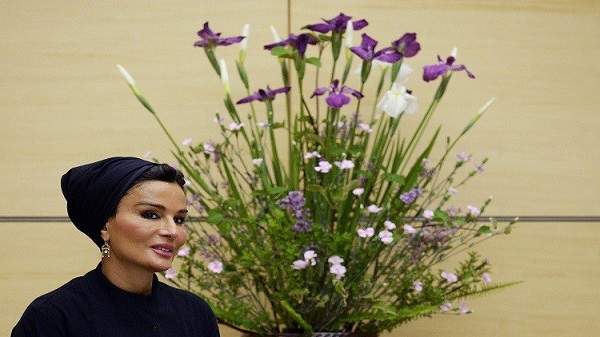 سحب ترشيح "موزة" من جائزة السيدة العربية الأولى 2017