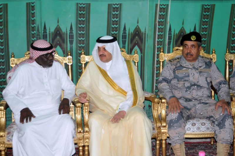 أمير المنطقة الشرقية ينقل تعازي القيادة لأسرة الشهيد هزازي