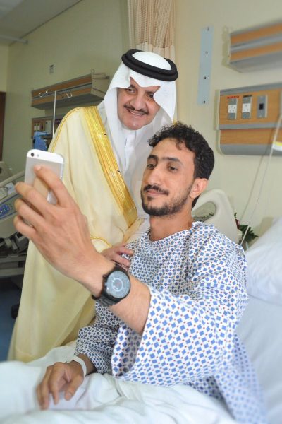 أمير المنطقة الشرقية يزور رجال الأمن المصابين