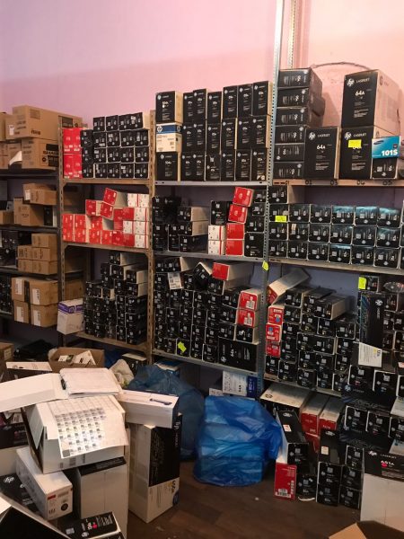 "التجارة" تضبط مستودع أحبار طابعات في جدة يحوي أكثر من 6000 وحدة مغشوشة