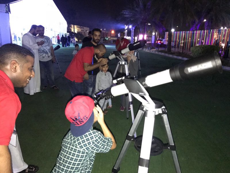 رصد ظاهر خسوف القمر بملتقى الحرف والصناعات اليدوية بالجبيل