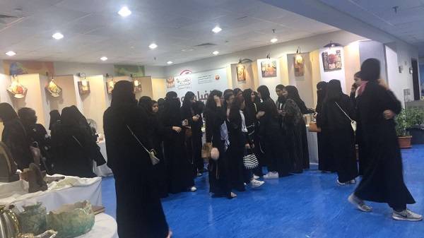 حرفيات " ود الخبر " يستعرضن أعمالهن الإبداعية في ملتقى الحرف اليدوية