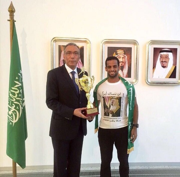 العداء الدولي بالحارث يحصل على المركزالأول في سباق المانيا الدولي للجري