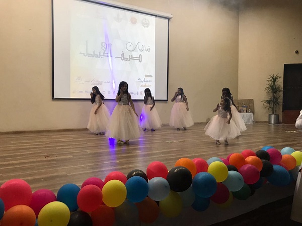 العرضة السعودية والفرق الاستعراضية تجذب الزوار لفعاليات صيف الجبيل