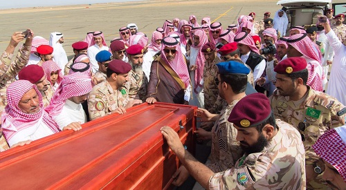 بالصور..أمير الباحة في مقدمة مستقبلي جثمان الشهيد "سفر الغامدي"